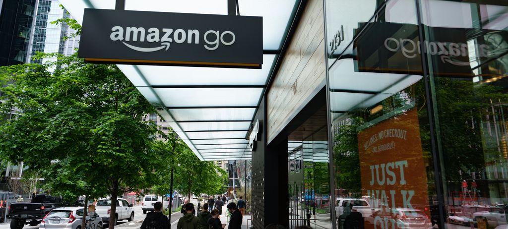 街路樹の並ぶ通りに面した Amazon Go の店舗